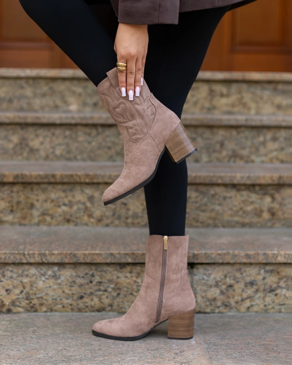 Beżowe kowbojki damskie z eko-zamszu na słupku 3