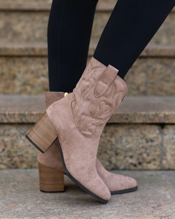 Beżowe kowbojki damskie z eko-zamszu na słupku 4