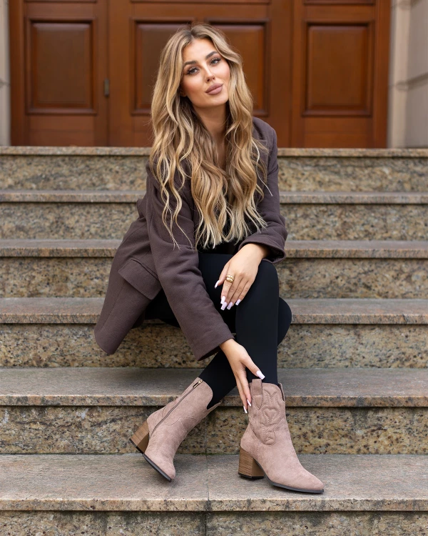 Beżowe kowbojki damskie z eko-zamszu na słupku 2