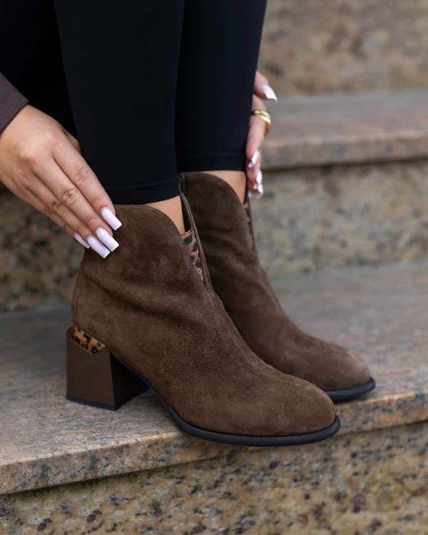 Brązowe botki damskie ze skóry zamszowej na zamek 3