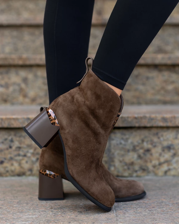 Brązowe botki damskie ze skóry zamszowej na zamek 4