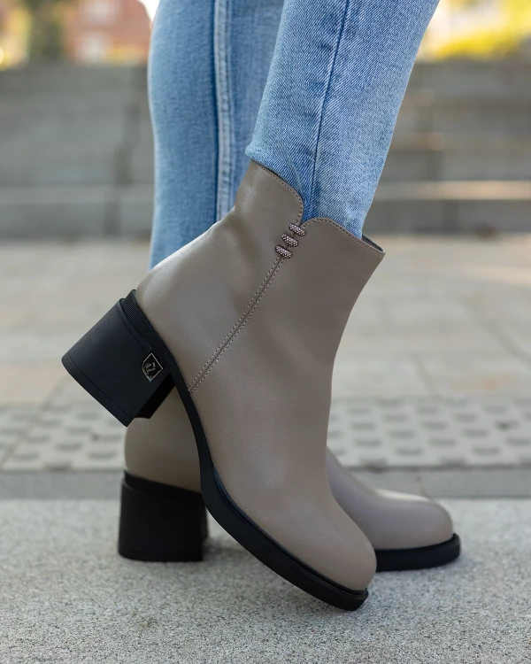 Ciemnobeżowe botki damskie ze skóry licowej na klocku 3