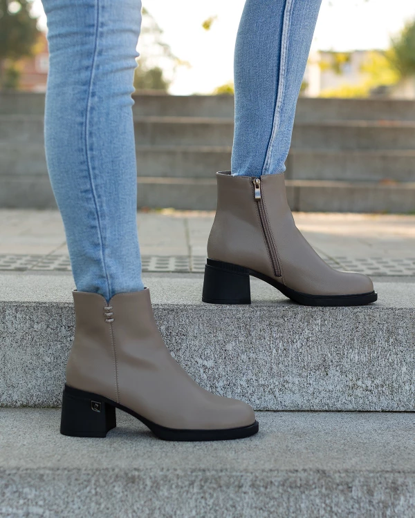 Ciemnobeżowe botki damskie ze skóry licowej na klocku 4