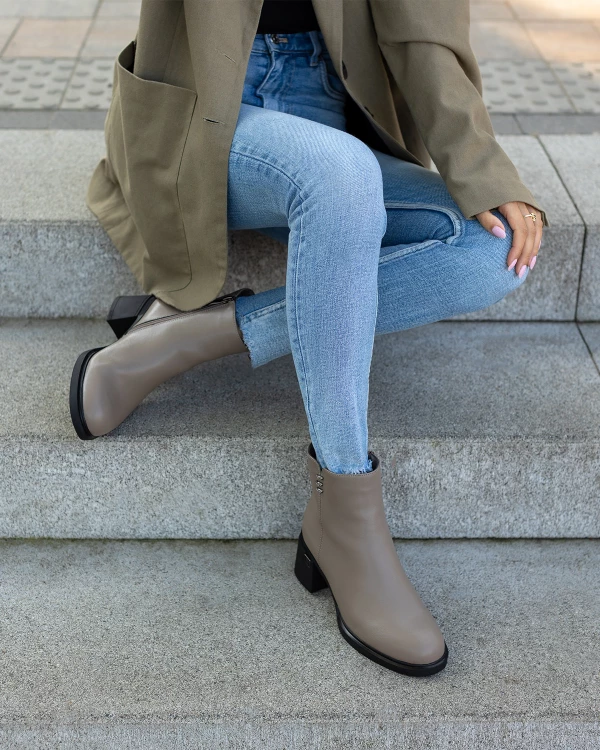 Ciemnobeżowe botki damskie ze skóry licowej na klocku 2