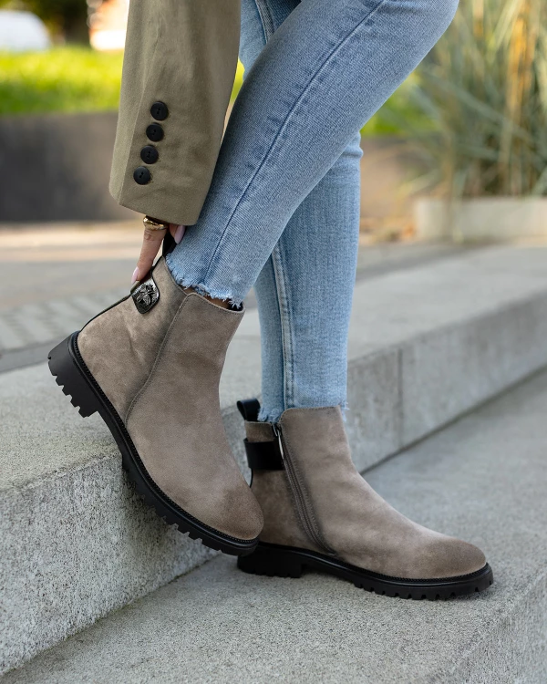 Beżowe botki damskie z eko-zamszu na niskim obcasie