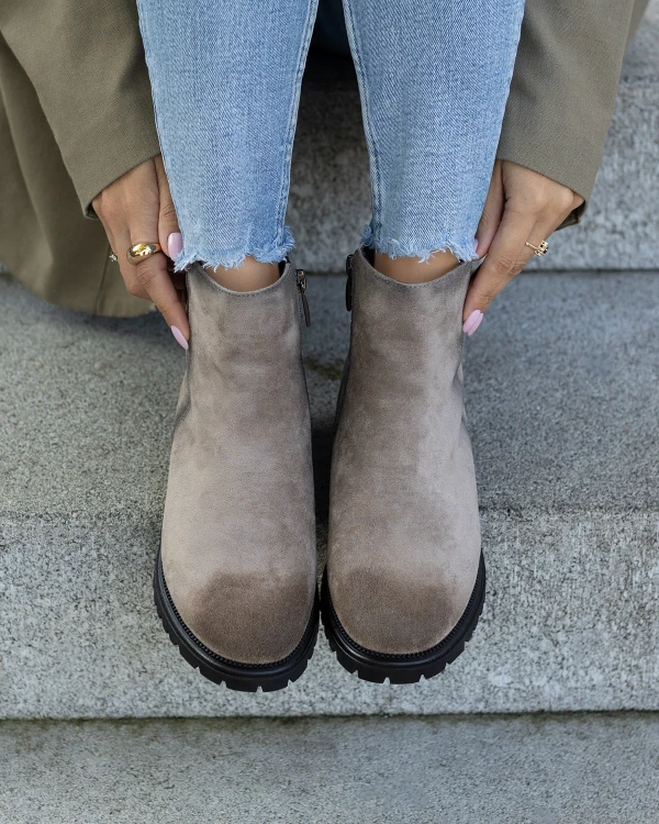 Beżowe botki damskie z eko-zamszu na niskim obcasie 3