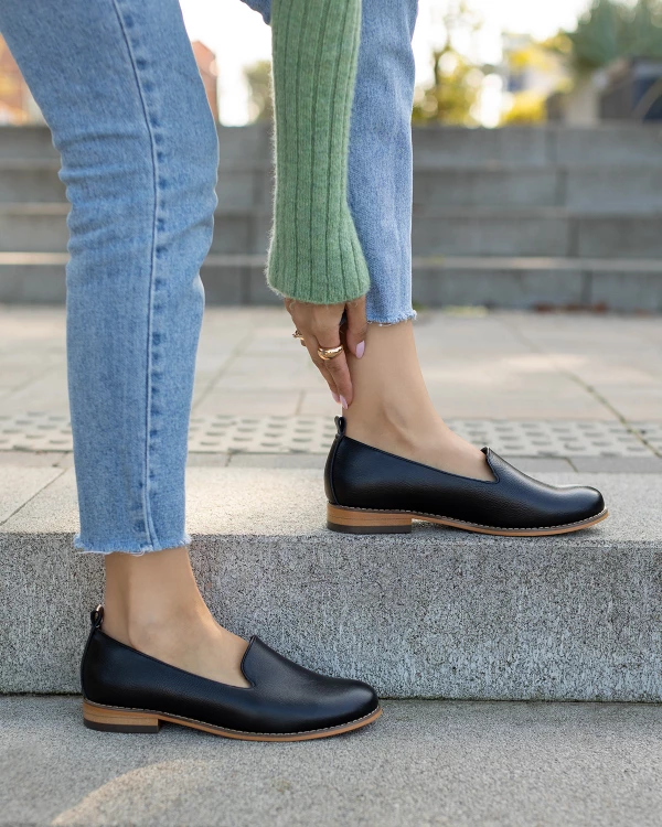 Czarne mokasyny damskie ze skóry ekologicznej 4