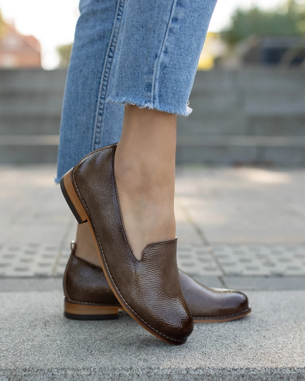 Jasnobrązowe mokasyny damskie lakierowane na obcasie