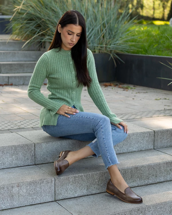 Jasnobrązowe mokasyny damskie lakierowane na obcasie 2