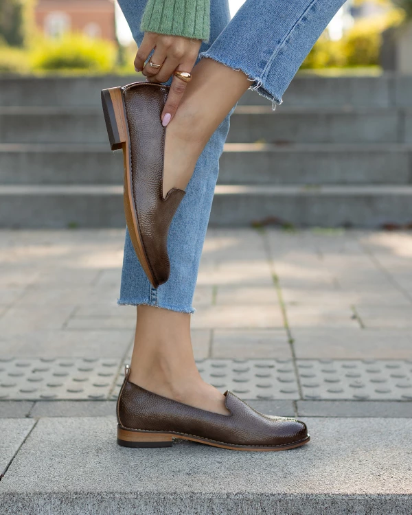 Jasnobrązowe mokasyny damskie lakierowane na obcasie 3