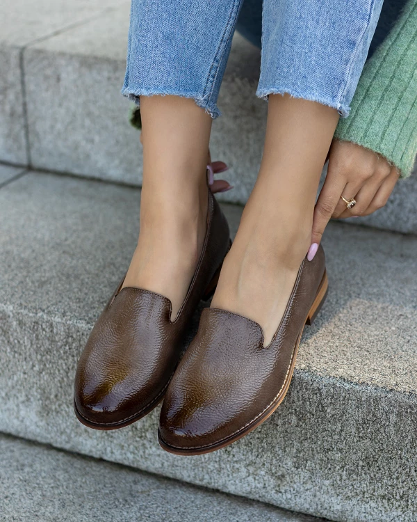 Jasnobrązowe mokasyny damskie lakierowane na obcasie 4