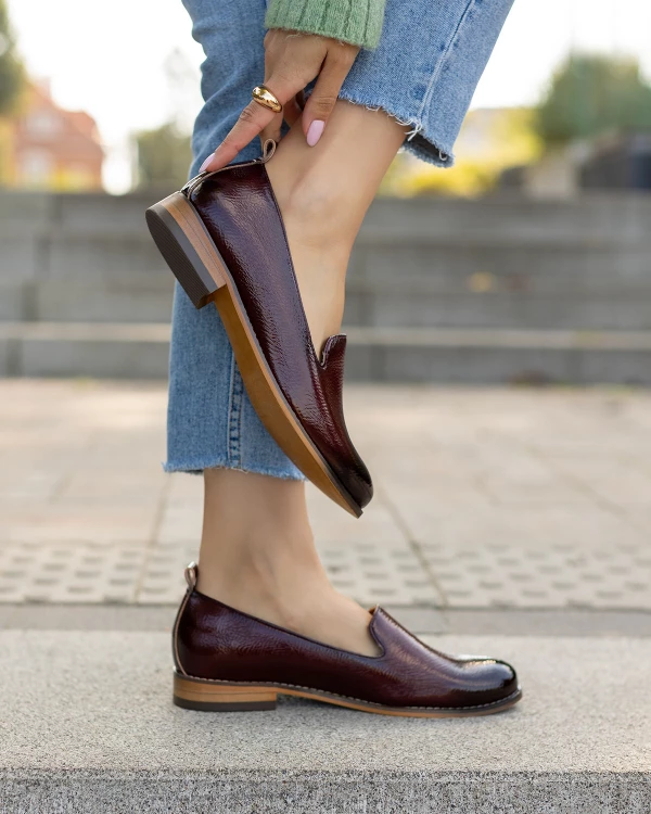 Bordowe mokasyny damskie ze skóry lakierowanej na obcasie