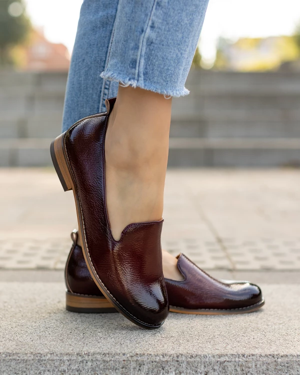 Bordowe mokasyny damskie ze skóry lakierowanej na obcasie 3