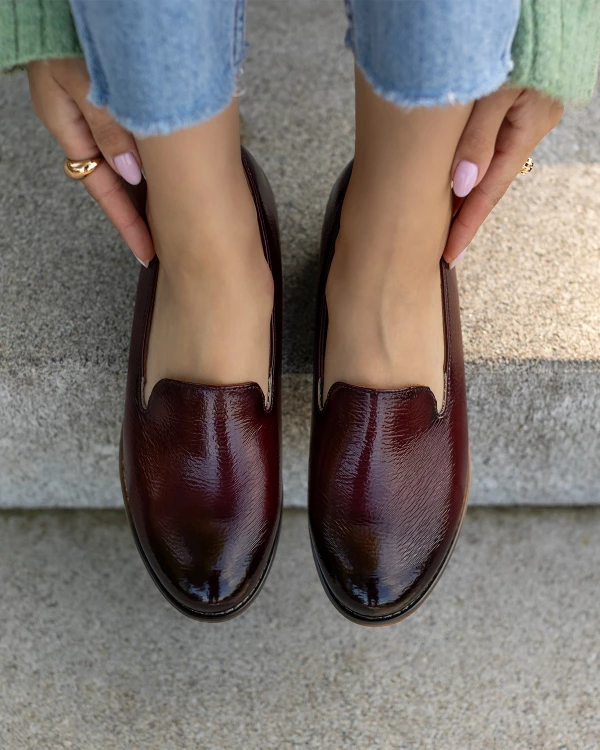 Bordowe mokasyny damskie ze skóry lakierowanej na obcasie 4