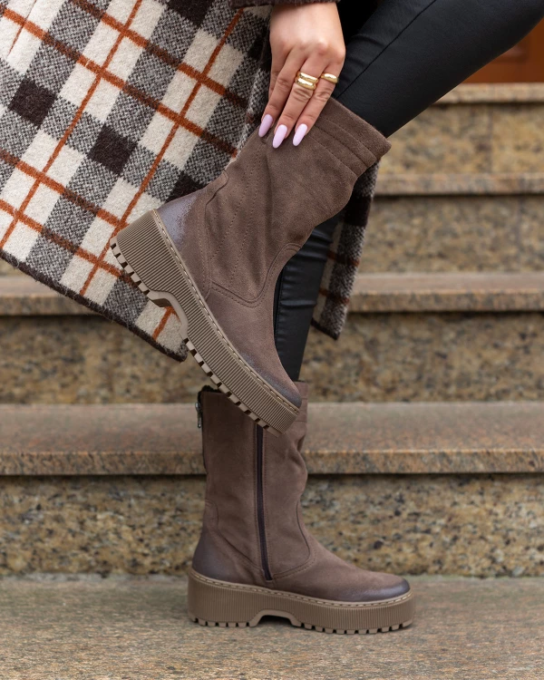 Brązowe botki damskie ze skóry welurowej na obcasie 4