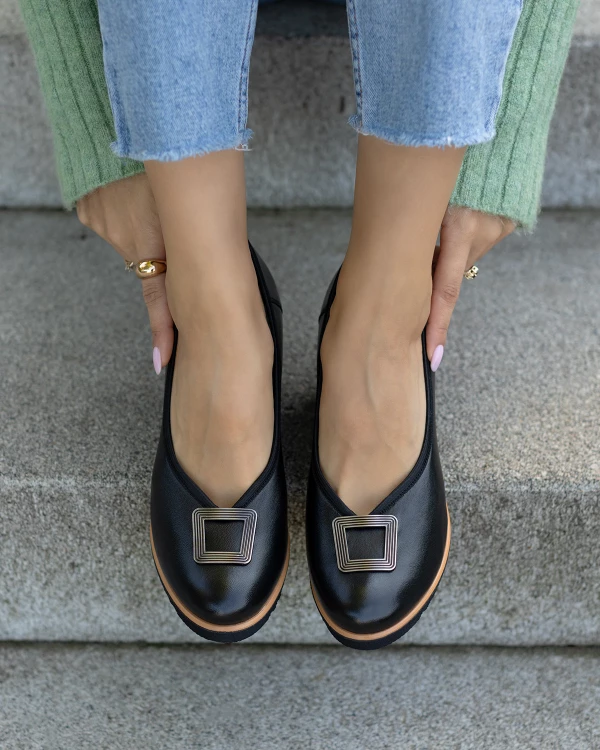 Czarne półbuty damskie ze skóry licowej na koturnie