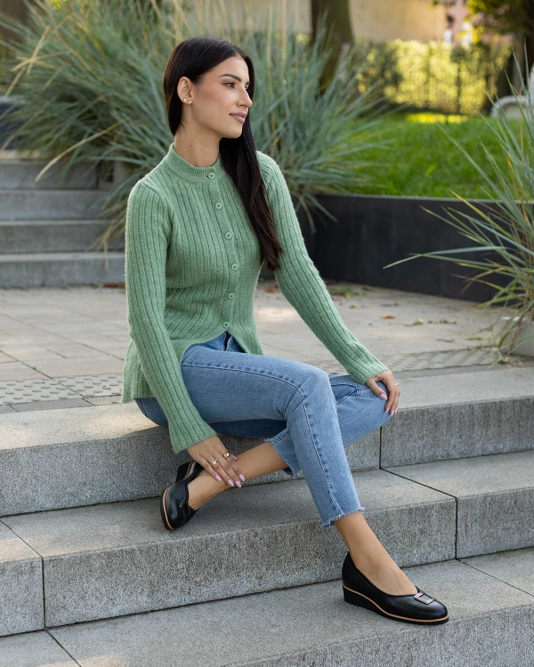 Czarne półbuty damskie ze skóry licowej na koturnie 2