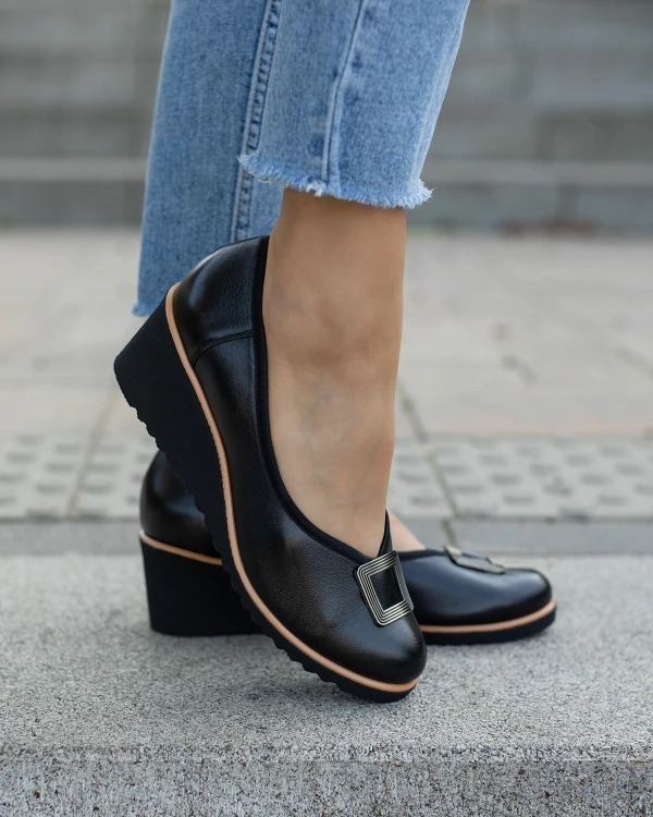 Czarne półbuty damskie ze skóry licowej na koturnie 4