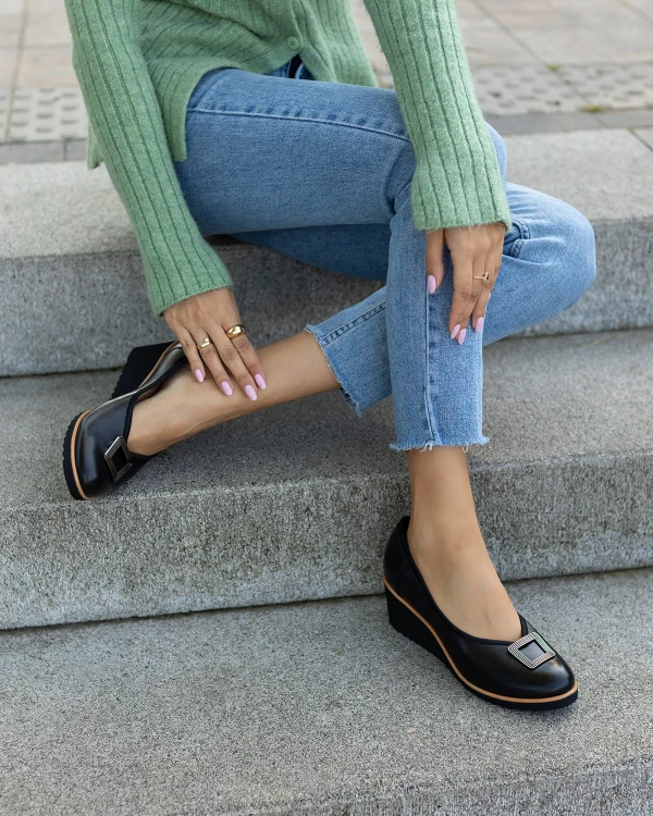 Czarne półbuty damskie ze skóry licowej na koturnie 3