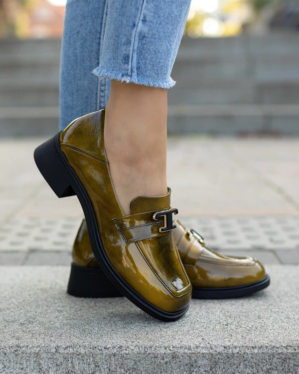 Oliwkowe mokasyny damskie ze skóry lakierowanej na klocku