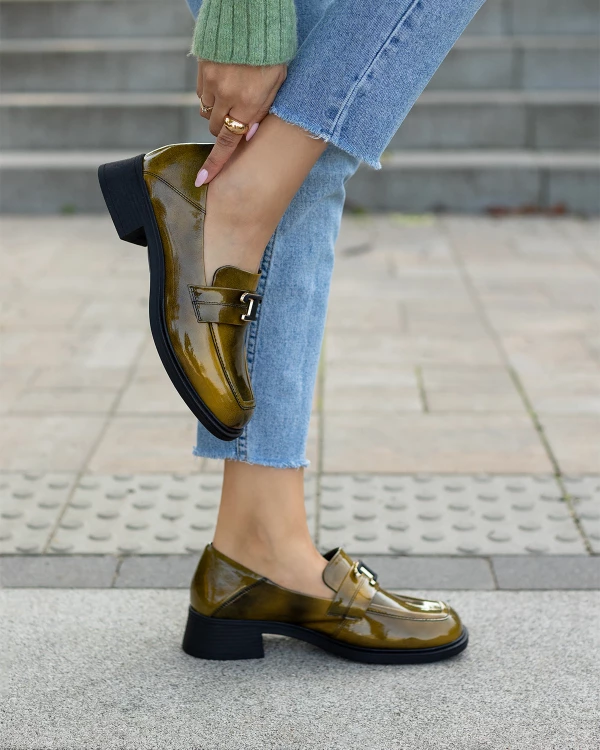 Oliwkowe mokasyny damskie ze skóry lakierowanej na klocku 3