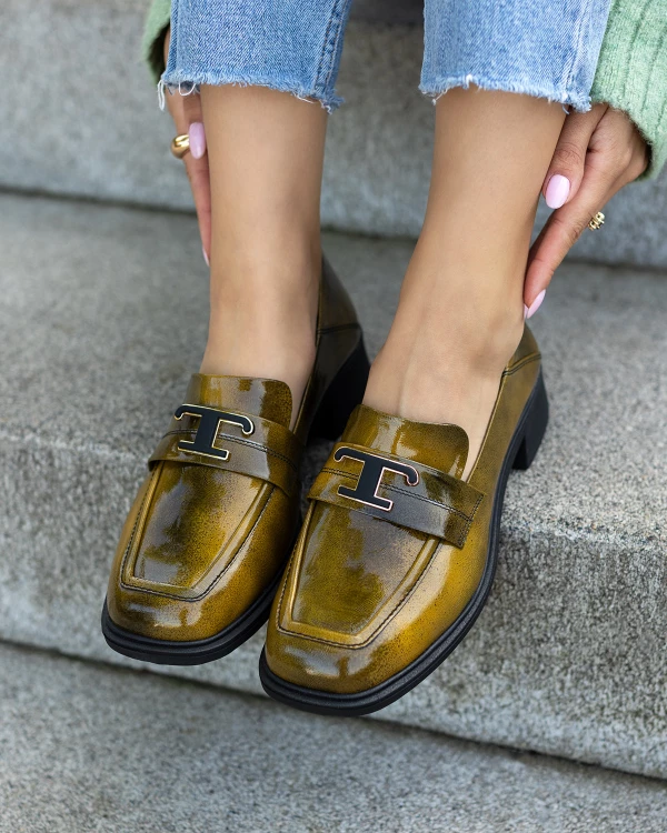 Oliwkowe mokasyny damskie ze skóry lakierowanej na klocku 4