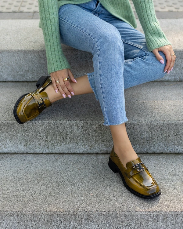 Oliwkowe mokasyny damskie ze skóry lakierowanej na klocku 2