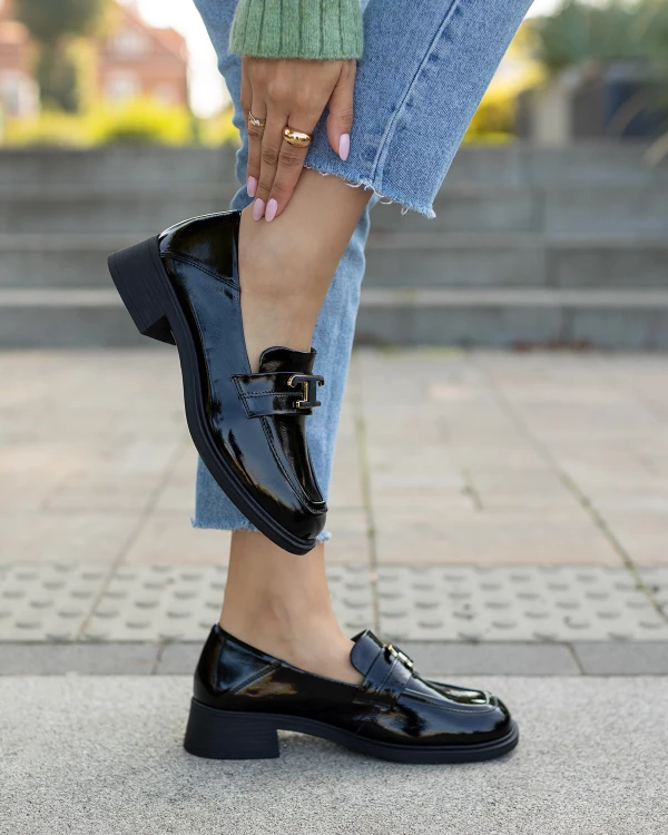 Czarne mokasyny damskie z naturalnej skóry lakierowanej