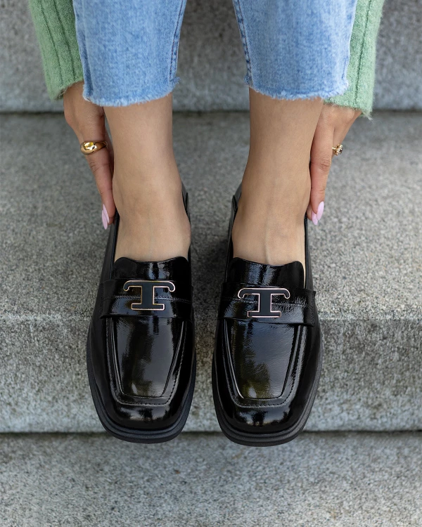 Czarne mokasyny damskie z naturalnej skóry lakierowanej 4