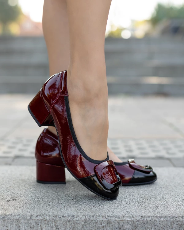 Bordowo-czarne czółenka damskie lakierowane na klocku 3