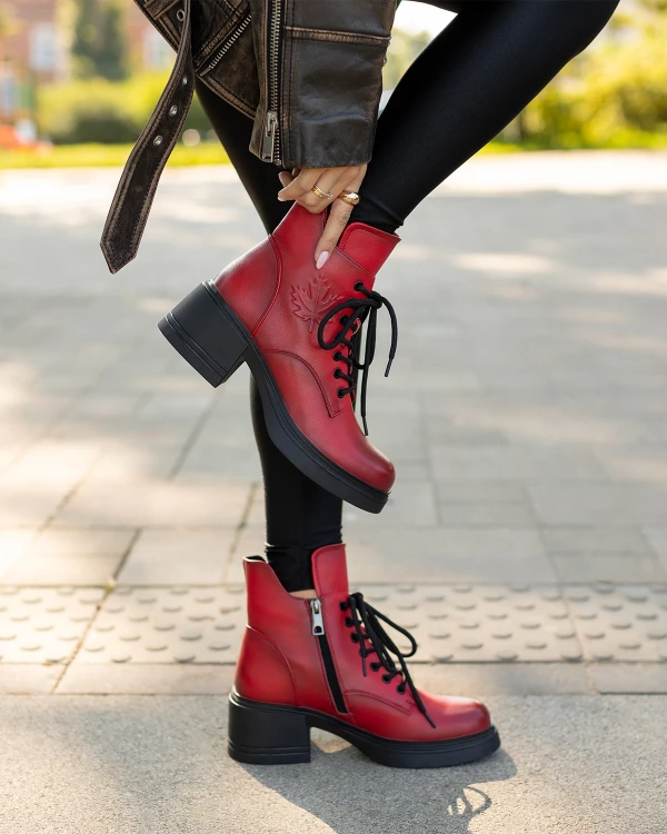 Czerwone botki sznurowane z naturalnej skóry licowej na klocku