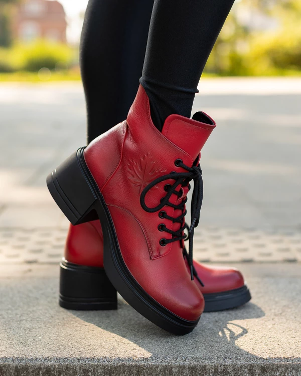 Czerwone botki sznurowane z naturalnej skóry licowej na klocku 3
