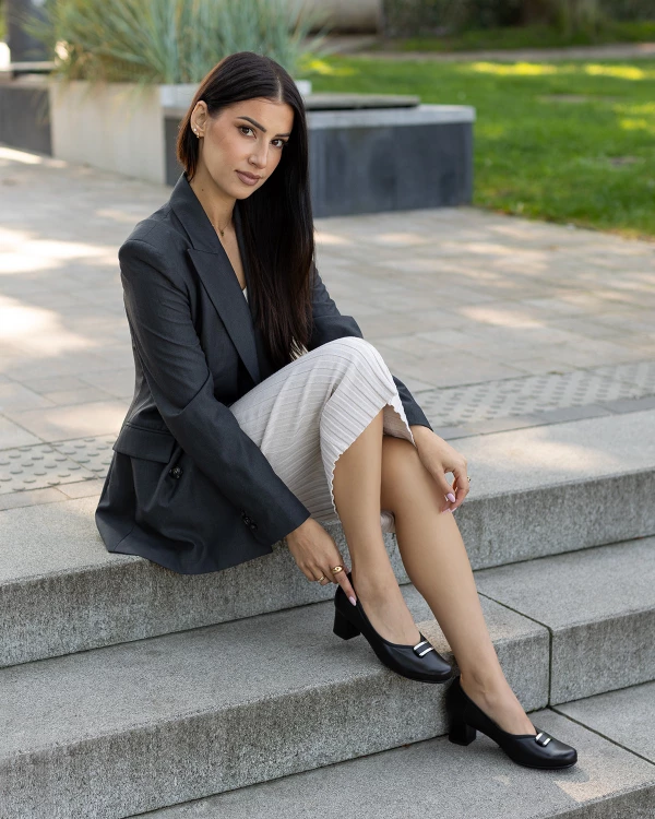 Czarne czółenka ze skóry naturalnej na słupku 2