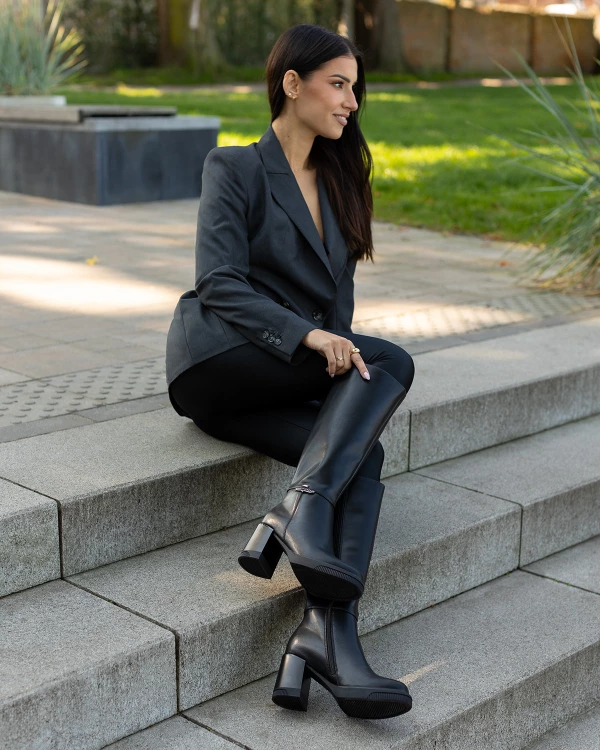 Czarne kozaki damskie ze skóry licowej na słupku 2