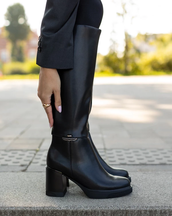Czarne kozaki damskie ze skóry licowej na słupku 4