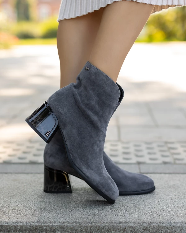 Szare botki damskie zamszowe na lakierowanym klocku