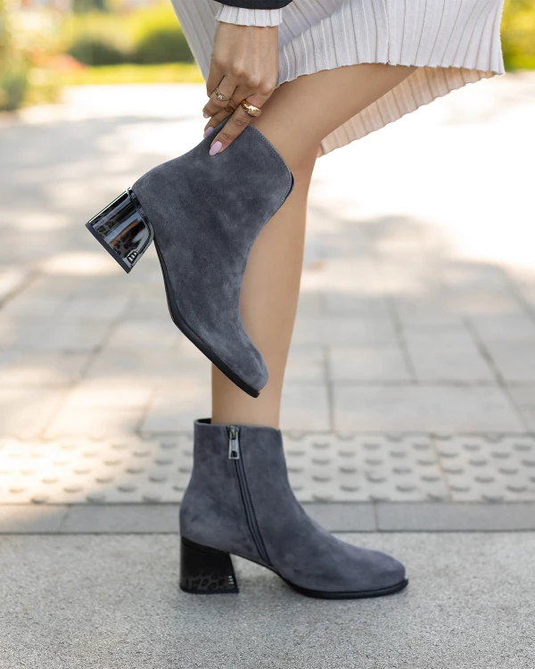 Szare botki damskie zamszowe na lakierowanym klocku 4