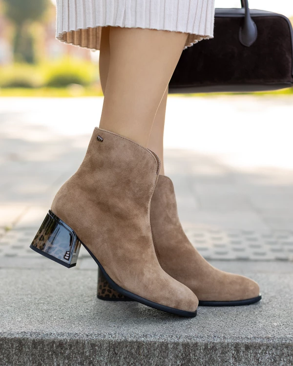 Beżowe botki ze skóry zamszowej na lakierowanym klocku 3