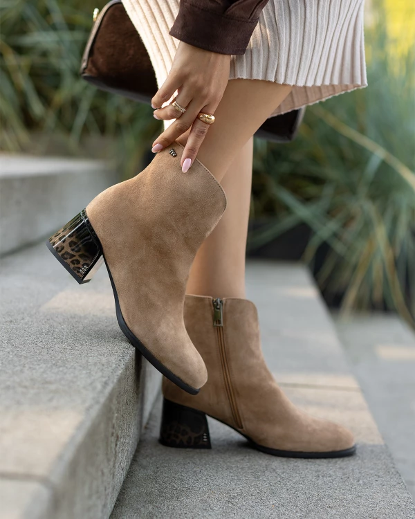 Beżowe botki ze skóry zamszowej na lakierowanym klocku 4