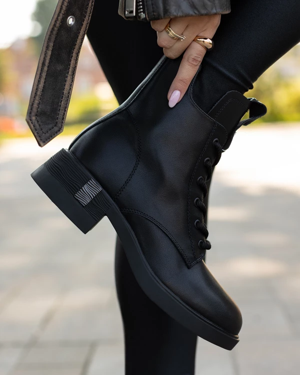 Czarne botki damskie sznurowane ze skóry naturalnej na klocku