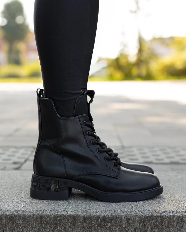 Czarne botki damskie sznurowane ze skóry naturalnej na klocku 3