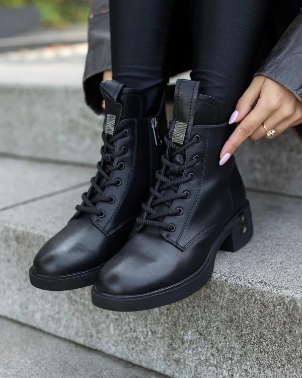 Czarne botki damskie sznurowane ze skóry naturalnej na klocku 4