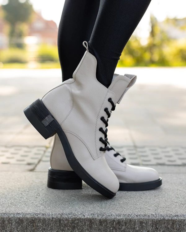 Beżowe trzewiki damskie ze skóry licowej na klocku