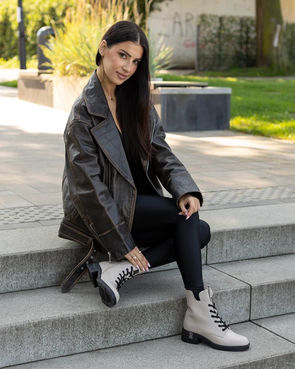 Beżowe trzewiki damskie ze skóry licowej na klocku 2