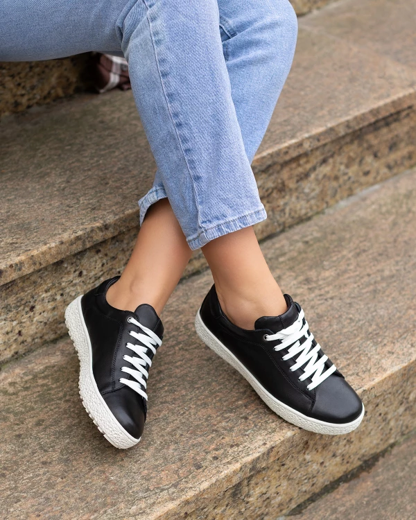 Czarne adidasy damskie skórzane z białą podeszwą