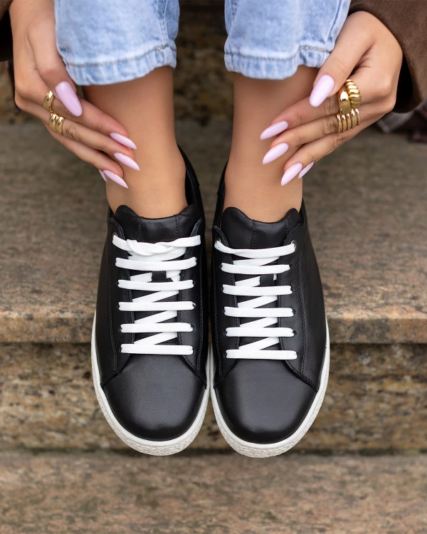 Czarne adidasy damskie skórzane z białą podeszwą 3