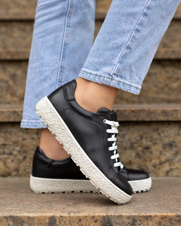 Czarne adidasy damskie skórzane z białą podeszwą 4