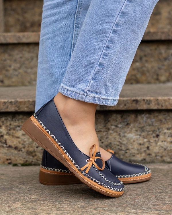 Granatowe mokasyny damskie skórzane z kokardką na koturnie