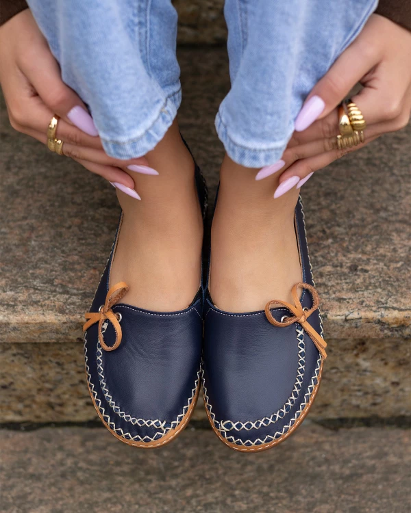Granatowe mokasyny damskie skórzane z kokardką na koturnie 3