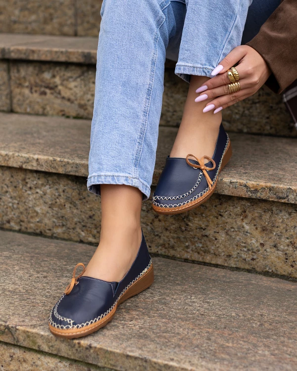 Granatowe mokasyny damskie skórzane z kokardką na koturnie 4